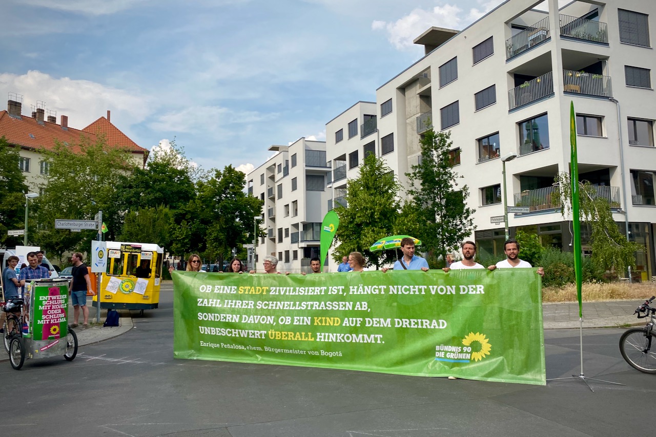Diagonalsperre mit Transpartent - Aktion in Weißensee am Tag der Verkehrssicherheit 19.06.2021