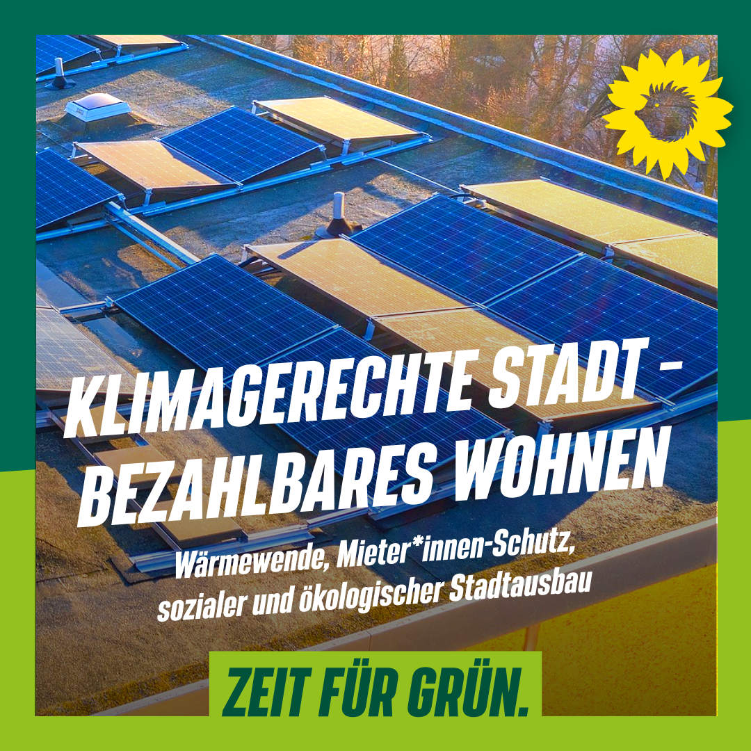 Solar-Panele auf dem Dach eines Wohnblocks. Davor der Text "Klimagerechte Stadt – bezahlbares Wohnen. Wärmewende, Mieter*innen-Schutz, sozialer und ökologischer Stadtausbau"