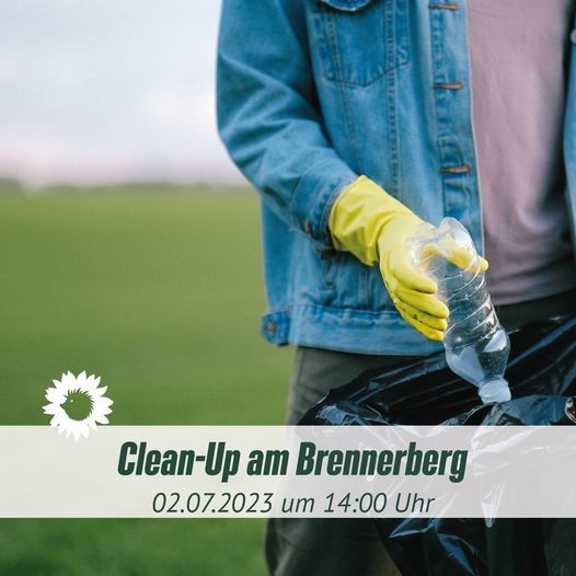 Hände und Oberkörper einer Person sind zu sehen, sie trägt Hygiene-Handschuhe und lässt eine Plastik-Flasche in einen Müllsack fallen. Dabei steht: Clean-Up am Brennerberg. 02.07.2023 um 14.00 Uhr" Dazu der Sonnenigel als Logo von B'90/Grüne in Berlin.