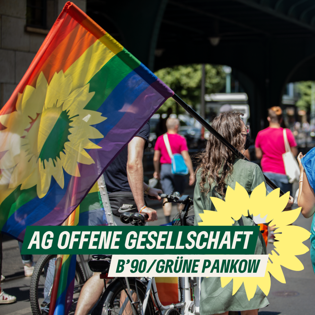 Ein Sharepic: Mehrere Personen gehen auf der Straße. Sie haben eine große Regenbogen-Flagge mit dem Sonnenblumen-Emblem von B'90/GRÜNE dabei. Dazu der TExt: "AG Offene Gesellschaft. B'90/GRÜNE Pankow."