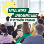 Personen sitzen auf Stuhlreihen bei einer Versammlung. Dazu der Text: "Migliederversammlung. B'90/GRÜNE Pankow."