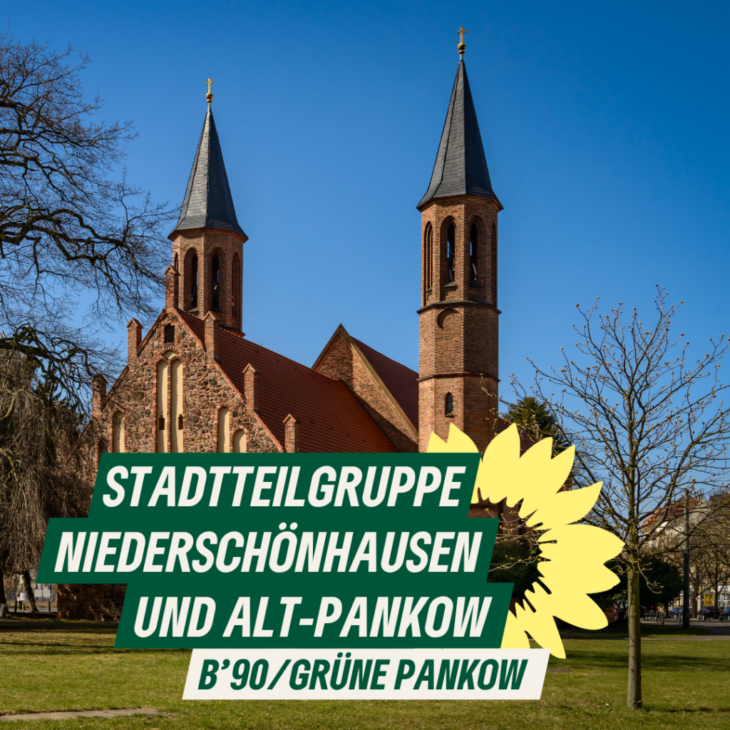 Die Türme einer alten Kirche, es ist die Dorfkirche in Alt-Pankow. Dazu der Text: Stadtteilgruppe Niederschönhausen und Alt-Pankow. B'90/GRÜNE Pankow."