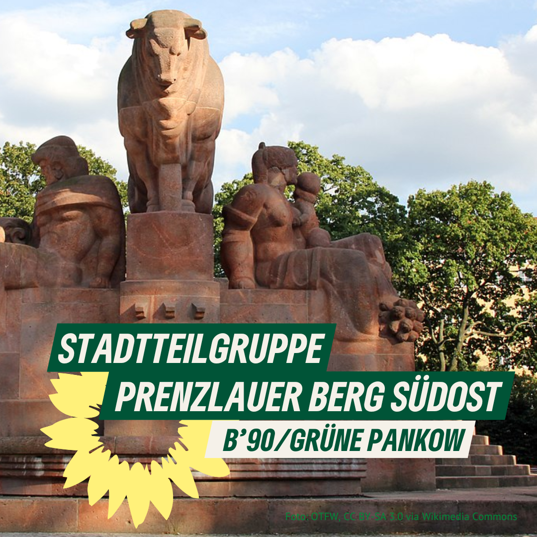 Eine Skulptur eines Stiers aus rotem Stein, es ist der Brunnen auf dem Arnswalder Platz. Dazu der Text: "Stadtteilgruppe Prenzlauer Berg Südost. B'90/GRÜNE Pankow."