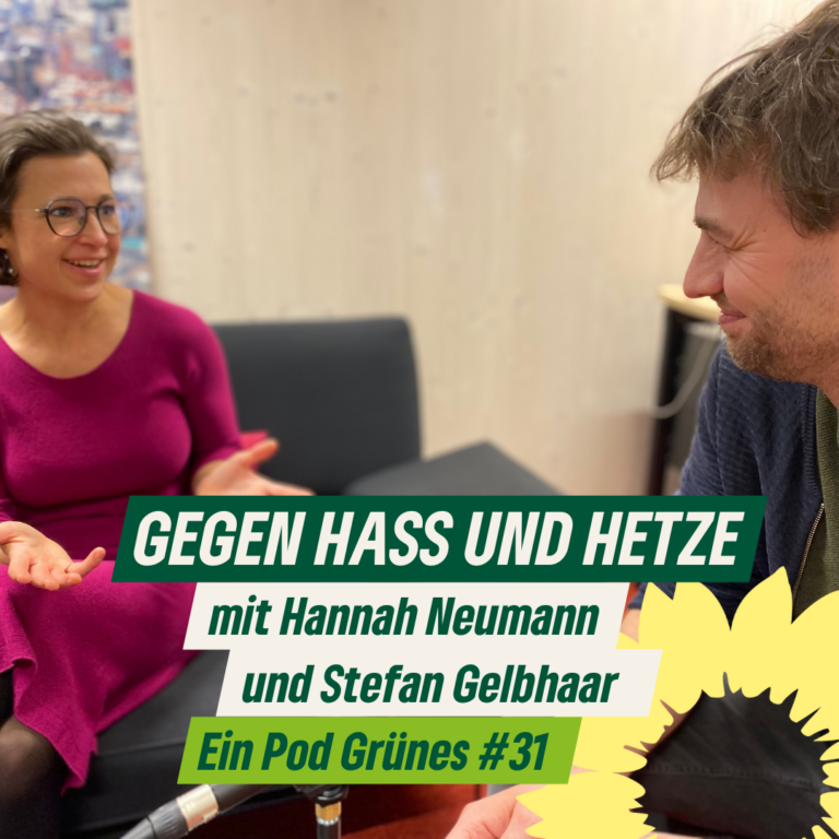 Gegen Hass und Hetze – Folgenbild der Episode 31 des Podcasts "Ein Pod Grünes". Stefan Gelbhaar und Hannah Neumann sitzend im Gespräch.