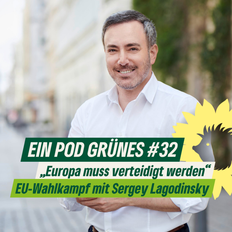 Eine Person steht auf eine Straße und lächelt die Betrachtenden an. Es ist Sergey Lagodinsky. DAzu der Text: "Ein Pod Grünes #32: "Europa muss verteidigt werden". EU-Waalkampf mit Sergey Lagdinsky".