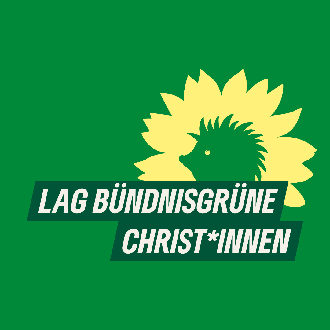 Auf kleegrünem Hintergrund der Text "LAG Bündnisgrüne Christ*innen" sowie der Sonnenigel als Bildmarke von B'90/GRÜNE in Berlin.