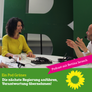 Bettina Jarasch und Holger Thurm diskutieren ein einem Konferenzraum. Darunter steht: "Ein Pod Grünes: Die nächste Regierung anführen, Verantwortung übernehmen". Außerdem der Aufdruck: "Podcast mit Bettina Jarasch"