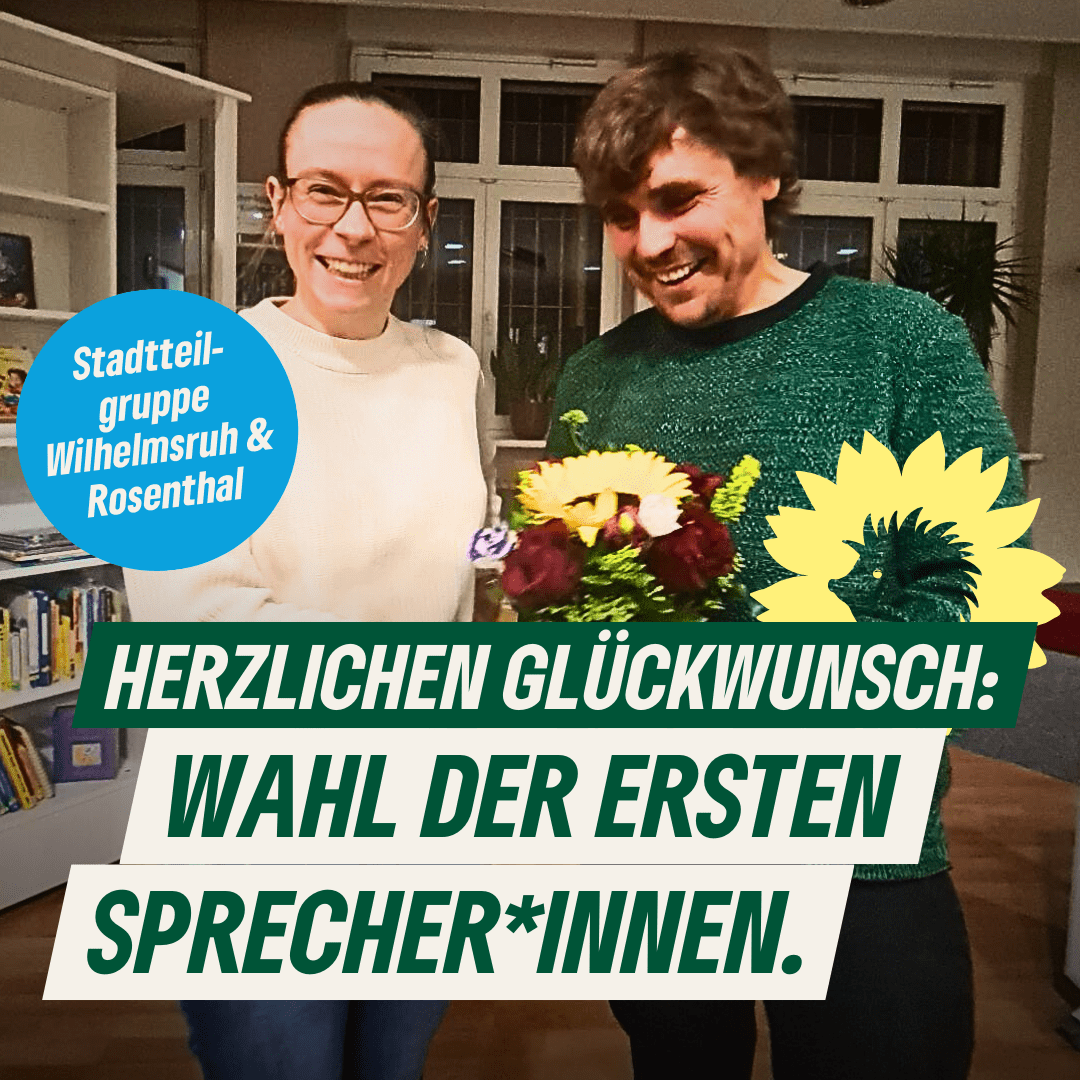 Zwei Personen stehen beieinander und halten einen bunten Blumenstrauß. Sie lächeln. Dazu der Text: "Stadtteilgruppe Wilhelmsruh & Rosenthal. Herzlichen Glückwunsch: Wahl der ersten Sprecher*innen." sowie der Sonnenigel als Logo von B'90/GRÜNE in Berlin.