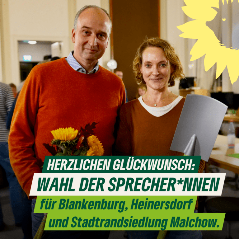 Ein Foto von zwei Personen, die den Betrachtenden entgegenlächeln. Dazu der Text: "Herzlichen Glückwunsch: Wahl der Sprecher*innen für Blankenburg, Heinersdorf und Stadtrandsiedlung Malchow." Oben rechts in der Ecke außerdem der Sonnenigel, das Logo von B'90/GRÜNE in Berlin.