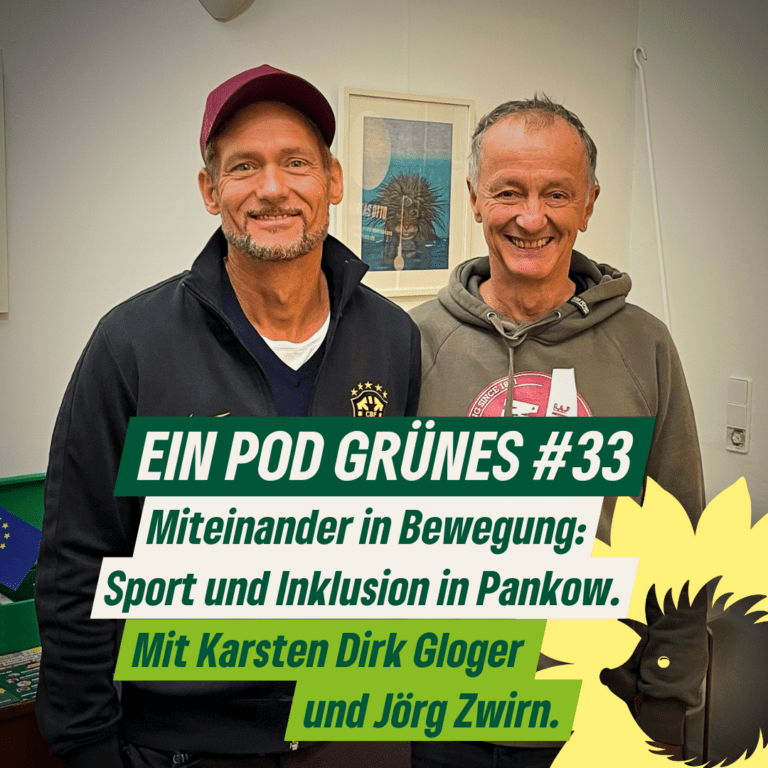 Episoden-Bild zu Ein Pod Grünes, Nr. 33: "Miteinander in Bewegung: Sport und Inklusion in Pankow – mit Jörg Zwirn und Karsten Dirk Gloger" Ein Foto Mit den beiden Gästen der Folge, dazu der Titel des Podcasts und der Folge.