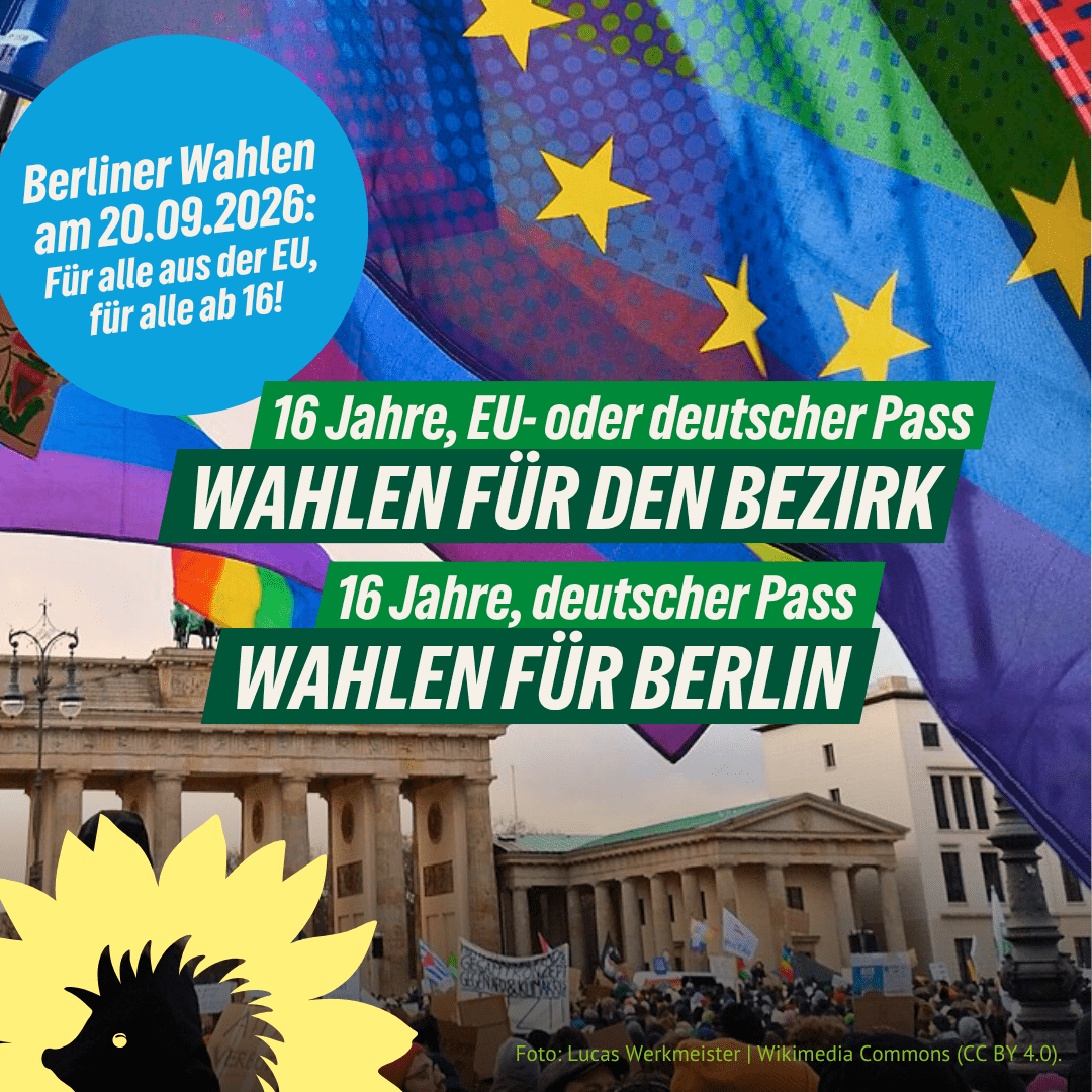 Wahlkampfgrafik für die Berliner Wahlen am 20.09.2026 mit EU-Flagge im Hintergrund und Brandenburger Tor. Der Text informiert über Wahlberechtigung: Berliner Wahlen am 20.09.2026: Für alle aus der EU, für alle ab 16! sowie 16 Jahre, EU- oder deutscher Pass WAHLEN FÜR DEN BEZIRK und 16 Jahre, deutscher Pass WAHLEN FÜR BERLIN. Im Vordergrund ist eine Demonstration vor dem Brandenburger Tor zu sehen, die Grafik enthält bunte Elemente wie Regenbogenfahnen und gelbe Sonnenblumen-Symbole.