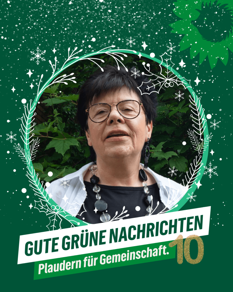 Winterliche grüne Grafik mit Schneeflocken und weißem Dekokranz. In der Mitte ein Porträtfoto einer Person vor grüner Vegetation. Es ist Heike Schmidt, Mitglied der Pankower Bezirksverordnetenversammlung. Unten steht: „GUTE GRÜNE NACHRICHTEN – Plaudern für Gemeinschaft. 10“. Oben rechts die grüne Sonnenblume mit Igel-Silhouette (B’90/GRÜNE Berlin).