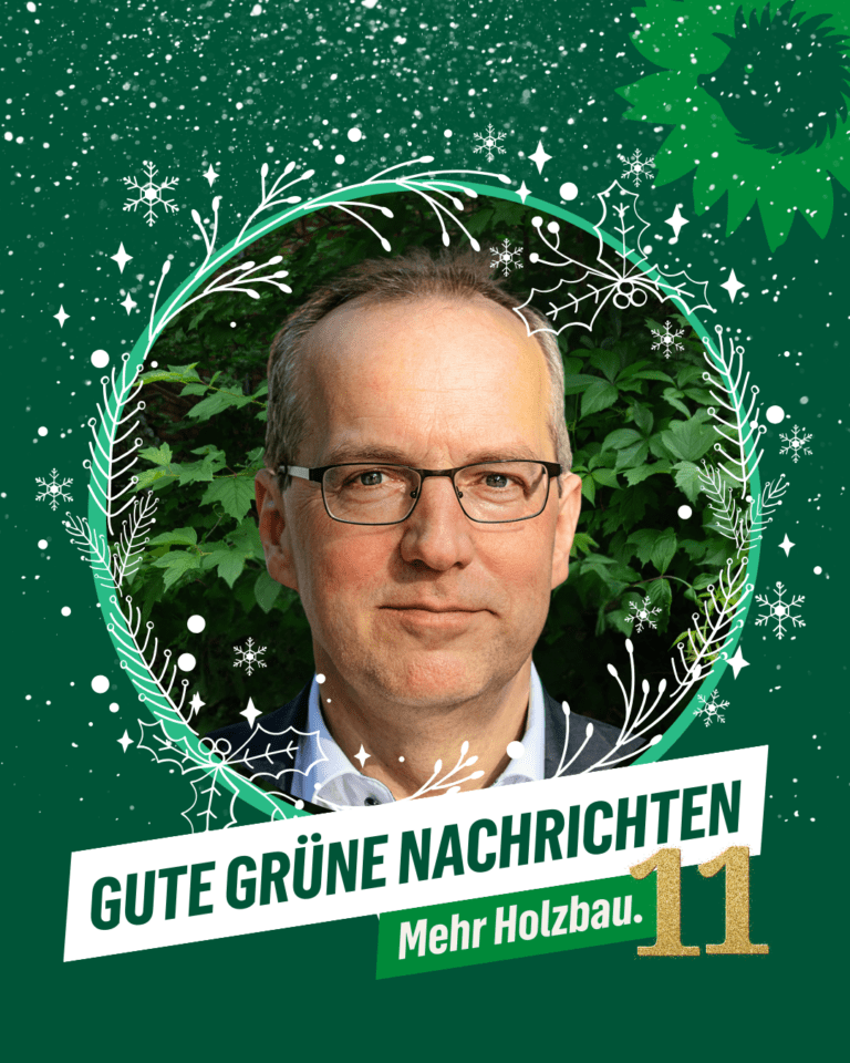 Winterliche grüne Grafik mit Schneeflocken und dekorativem weißen Zweigkranz. In der Mitte ein Porträtfoto einer Person vor grünen Blättern. Es ist der Abgeordnete Andreas Otto. Unten steht: „Gute Grüne Nachrichten – Mehr Holzbau. 11“. Oben rechts das Logo von B’90/GRÜNE Berlin mit Sonnenblume und Igel-Silhouette.