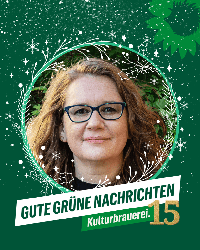 PortrĂ€t einer Frau vor Laub, umrahmt von winterlichen grafischen Elementen im bĂŒndnisgrĂŒnen Adventskalender-Stil. Es ist die Abgeordnete Daniela Billig. Text: âGute grĂŒne Nachrichten â Kulturbrauerei. 15â. Angeschnittenes Logo oben rechts: Sonnenblume mit Igel-Silhouette von Bâ90/GRĂNE Berlin.