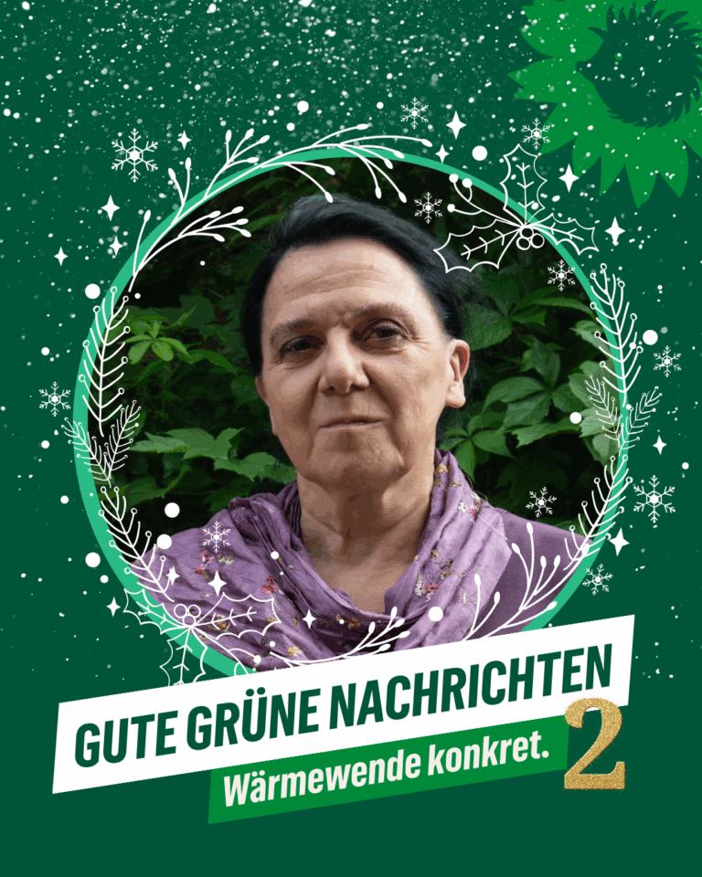 Winterlich gestaltete Grafik in Dunkelgrün mit Schneeflocken, weißen Verzierungen und einem dekorativen Kreis aus Zweigen. Im Zentrum ein Porträtfoto einer Frau vor dichtem grünem Laub. Es ist die Co-Vorsitzende der bündnisgrünen Fraktion im Bezirk Pankow, Almuth Tharan. Oben rechts ist eine stilisierte Sonnenblume mit Igel-Silhouette zu sehen, das Logo von B’90/GRÜNE Berlin. Unter dem Porträt steht in weißen Textbalken: „GUTE GRÜNE NACHRICHTEN“ Darunter: „Wärmewende konkret.“ Rechts unten die goldene Zahl „2“ als Türchennummer des Adventskalenders.