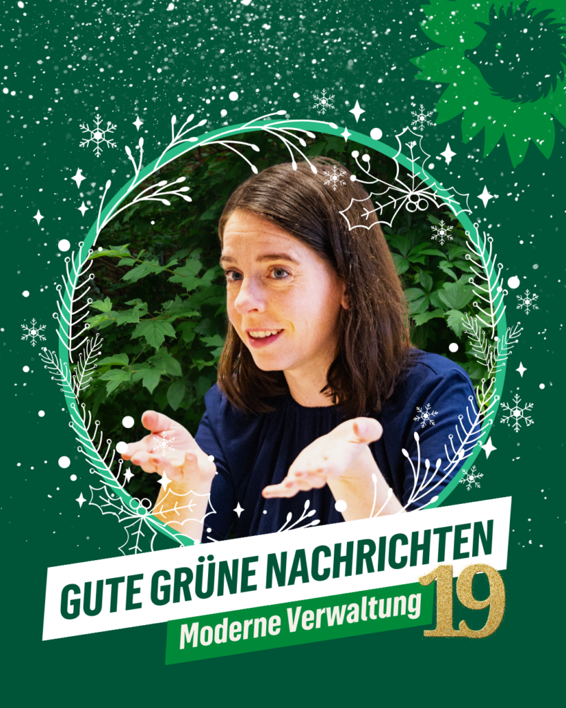 Porträt einer Frau vor grünem Laub, eingefasst in einen weihnachtlichen grünen Kranz mit Schneeflocken. Es ist die Bundestagsabgeordnete Julia Schneider. Unten der Schriftzug: „GUTE GRÜNE NACHRICHTEN – Moderne Verwaltung“. Rechts daneben die goldene Zahl „19“. Oben rechts das Logo: Sonnenblume mit Igel-Silhouette von B’90/GRÜNE in Berlin. Grüner Hintergrund mit winterlichen grafischen Elementen.