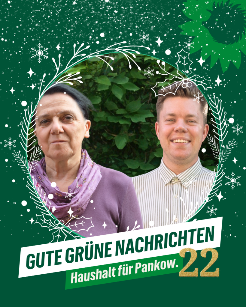 Porträt von zwei Personen vor grünem Hintergrund mit winterlichem Rahmen. Darüber das Logo „Sonnenblume mit Igel-Silhouette von B’90/GRÜNE in Berlin“. Text auf der Kachel: „GUTE GRÜNE NACHRICHTEN – Haushalt für Pankow“. Rechts unten die goldene Zahl 22 als Nummer des Türchens.