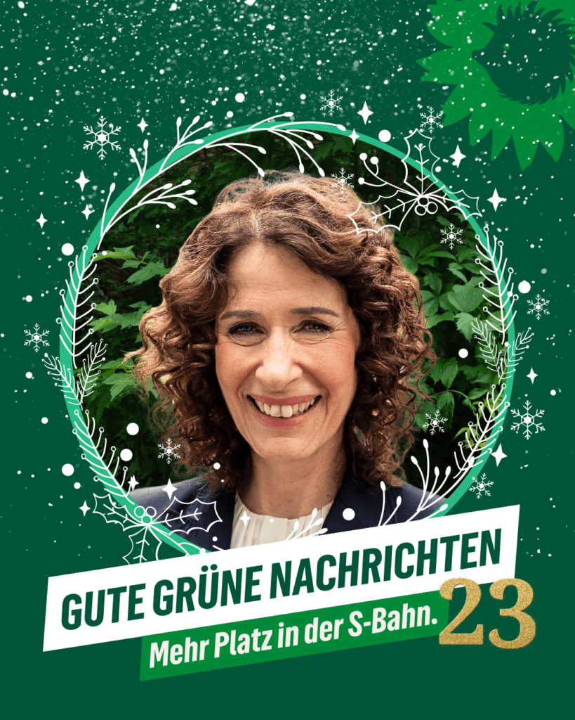 Porträt einer Frau vor grünem Laub, eingefasst von einem winterlichen, grafischen Kranz mit Schneeflocken. Es ist Bettina Jarasch, die Fraktionsvorsitzende von B’90/GRÜNE im Berliner Abgeordnetenhaus. Darunter der Schriftzug „Gute Grüne Nachrichten – Mehr Platz in der S-Bahn“. Rechts unten die goldene Zahl „23“. Das Logo zeigt eine Sonnenblume mit Igel-Silhouette.