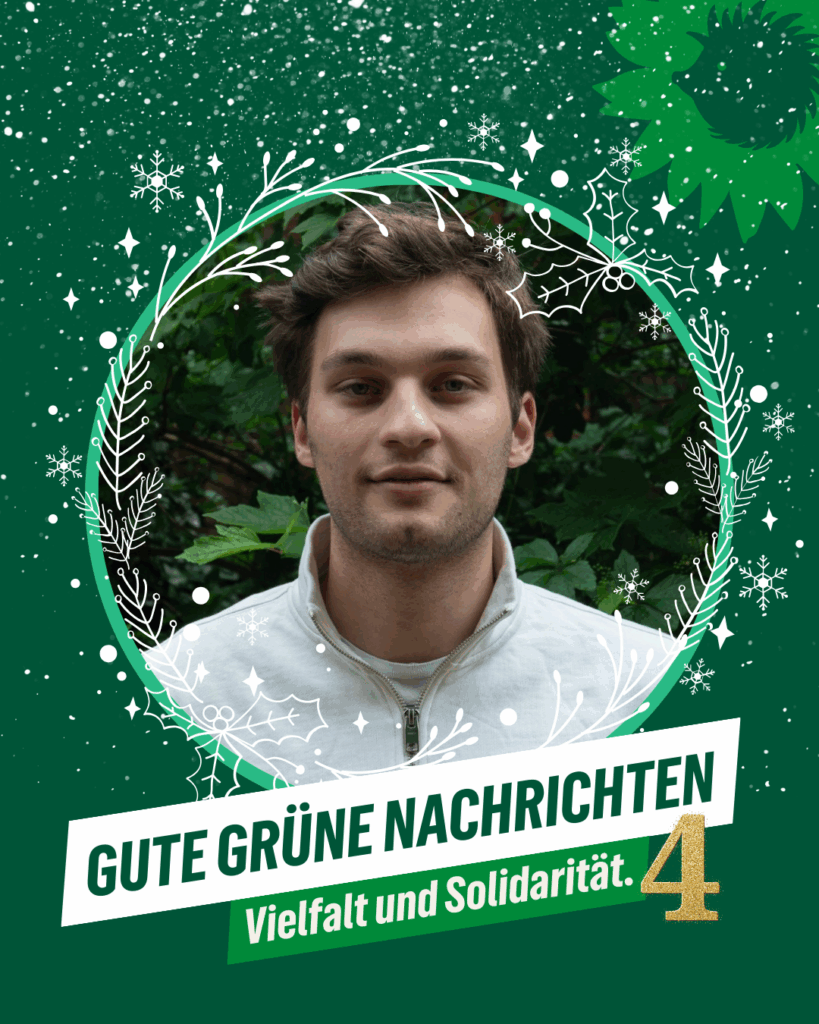 Winterlich gestaltete grün-weiße Grafik mit Schneeflocken und dekorativem Kranz aus Zweigen. In der Mitte ein Porträtfoto einer Person vor grünem Laub. Oben rechts eine große stilisierte grüne Sonnenblume mit Igel-Silhouette. Unten steht: „GUTE GRÜNE NACHRICHTEN – Vielfalt und Solidarität.“ Rechts unten die goldene Zahl „4“.