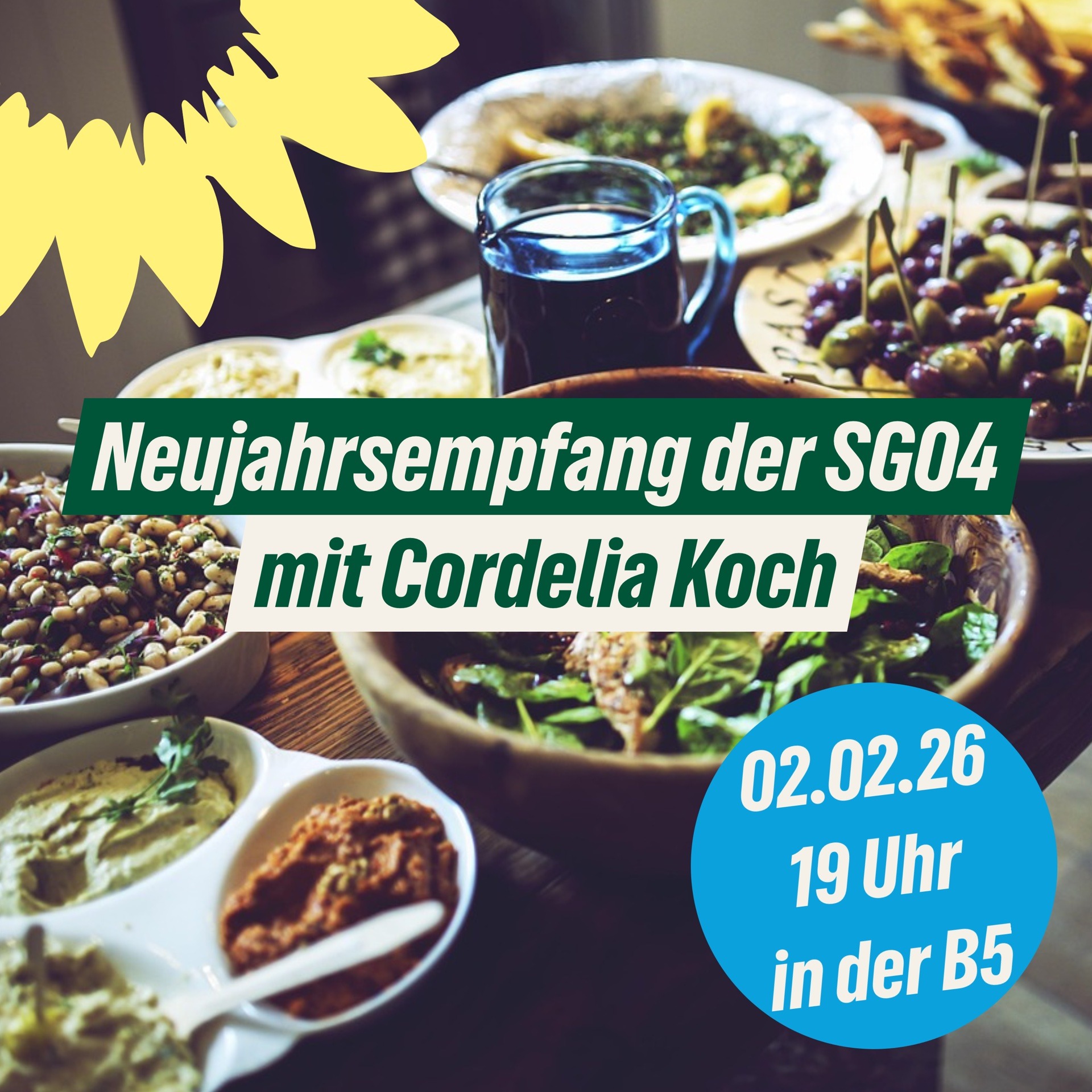 Foto eines reich gedeckten Buffets mit Salaten, Dips, Oliven und Brot auf einem Tisch. Darüber liegt eine grafische Einladung mit dem Text: „Neujahrsempfang der SG04 mit Cordelia Koch“. In einem blauen Kreis stehen Datum, Uhrzeit und Ort: „02.02.26, 19 Uhr, in der B5“.