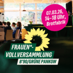 Veranstaltungsbild zur Frauen*-Vollversammlung von B’90/GRÜNE Pankow. Im Hintergrund sitzen mehrere Personen an Tischen in einem hellen Raum mit großen Fenstern. Im Vordergrund ein grünes Grafikfeld mit gelber Sonnenblume und Igel-Silhouette. Darauf steht der Text: „FRAUEN*-VOLLVERSAMMLUNG B’90/GRÜNE PANKOW“. In einem pinken Störer: "07.03.26, 14 Uhr, Brotfabrik".