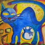 Expressionistische Malerei in kontrastierend-knalligen Farben blau und gelb. Im Zentrum eine blaue Katze mit gelben Augen, unter ihrem Bauch hängt eine kleinere blaue Katze kopfüber, an den Rändern schematische Häuser im Hintergrund. Über dem Rücken der großen Katze zahlreiche gelbe Sterne.