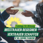 Sharepic im Grünen-Design: Hände und Oberkörper von zwei Personen im Gespräch. Dazu der Text: "Trainings für Wirkung: Misstrauen begegnen, Vertrauen schaffen. B’90/GRÜNE Pankow." Außerdem die Sonnenblume mit Igel-Silhouette, das Logo von B’90/GRÜNE in Berlin.