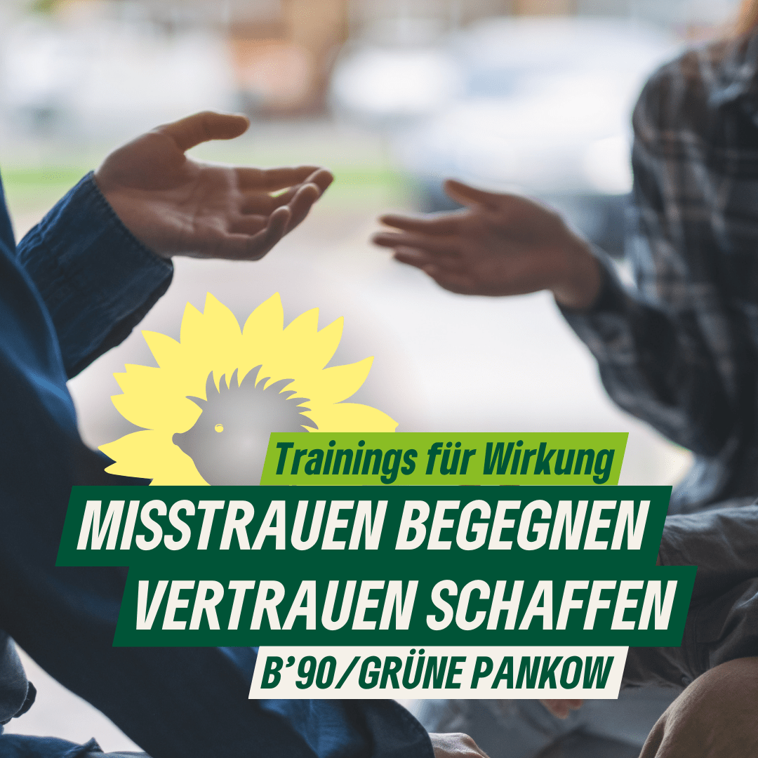 Sharepic im Grünen-Design: Hände und Oberkörper von zwei Personen im Gespräch. Dazu der Text: "Trainings für Wirkung: Misstrauen begegnen, Vertrauen schaffen. B’90/GRÜNE Pankow." Außerdem die Sonnenblume mit Igel-Silhouette, das Logo von B’90/GRÜNE in Berlin.