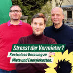 Drei Personen blicken in die Kamera, sie lächeln. Im Hintergrund Bäume und ein Gebäude. Dazu der Text: "Stresst der Vermieter? Kostenlose Beratung zu Miete und Energiekosten." Außerdem das Logo von B’90/GRÜNE in Berlin, eine Sonnenblume mit Igel-Silhouette.