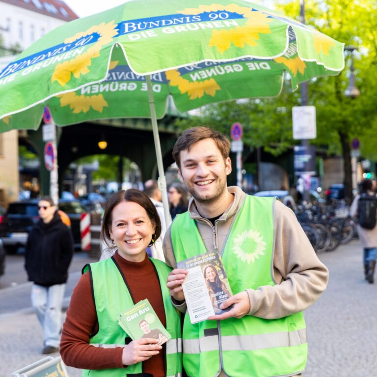 Info-Stand mit Sunčica Klaas und Can Aru